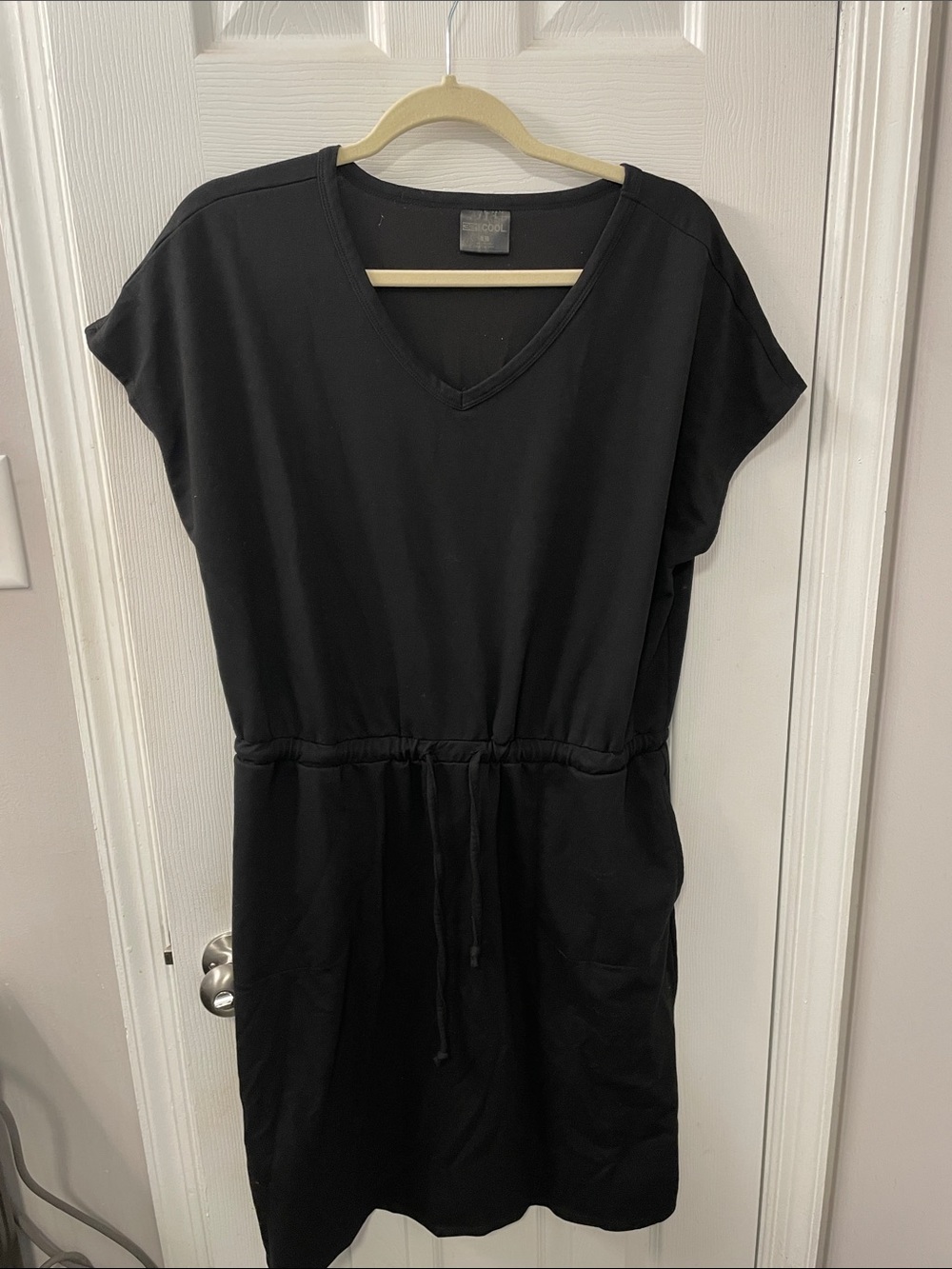 Women’s Black V-Neck 32° Cool Dress (L)